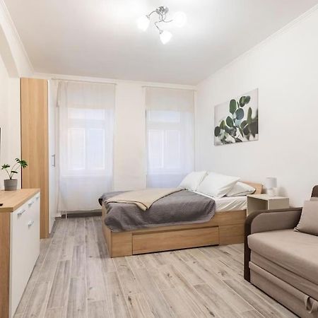 Apartman Vishegrad Appartamento Karlovy Vary Esterno foto