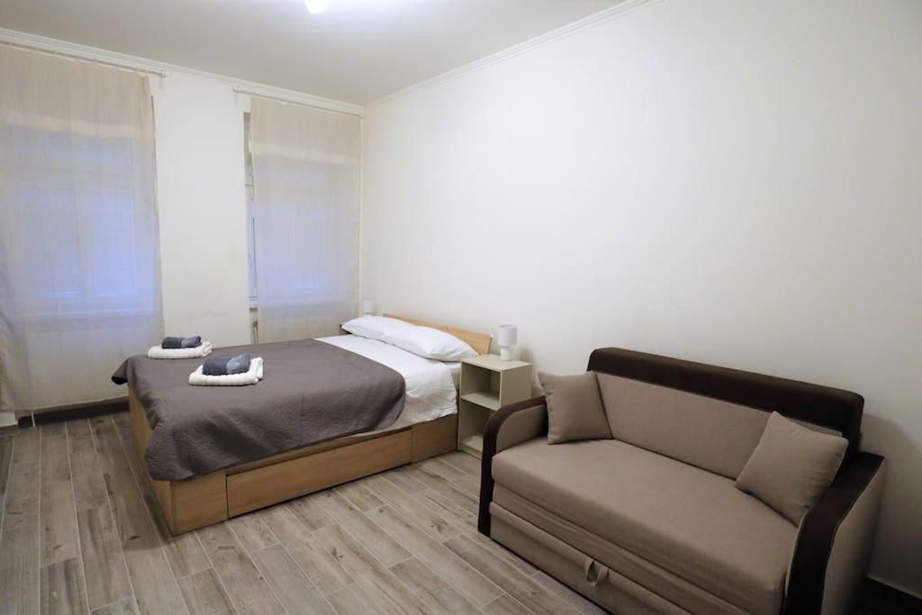 Apartman Vishegrad Appartamento Karlovy Vary Esterno foto