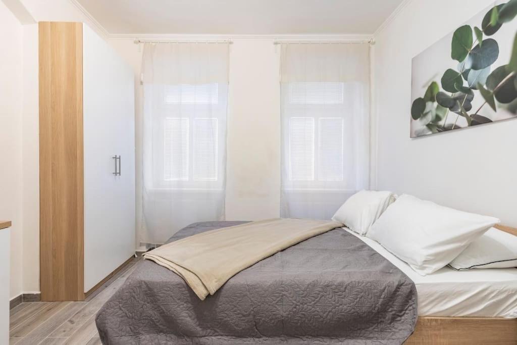 Apartman Vishegrad Appartamento Karlovy Vary Esterno foto